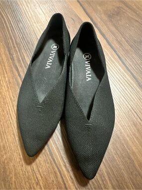 Vivaia Women's Black Pointed Knit Ballet Flats